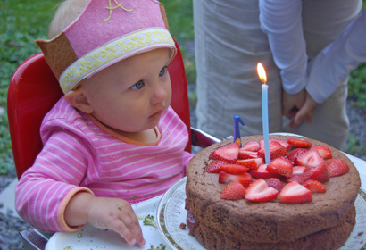 Anak Bayi Makan Kue Ulang Tahun